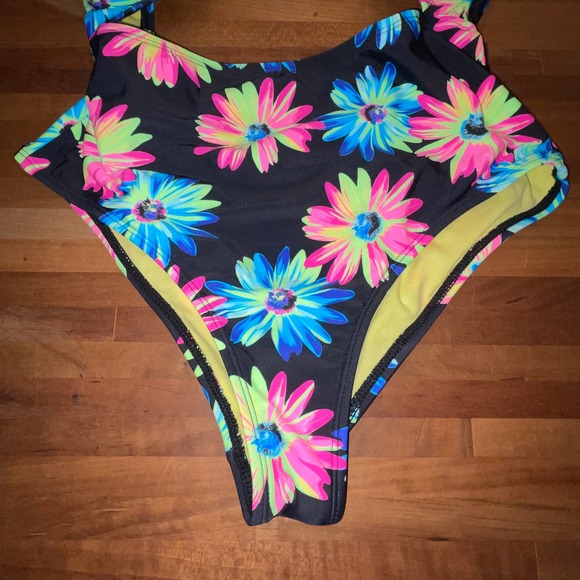 California Waves Juniors' Gerber Daisy Knotted Cutout One-Piece Swimsuit Small - Picture 4 of 10